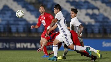 Sergio D&iacute;az se va de un defensor del Rayo Majadahonda en un partido de la temporada pasada.