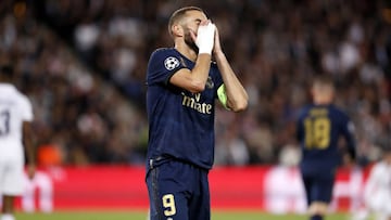 Benzema se lamenta tras una ocasión desaprovechada.