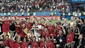<b>LOS MEJORES. </b>La FIFA ha reconocido a España como el mejor equipo del mundo tras su espectacular título en la Eurocopa.