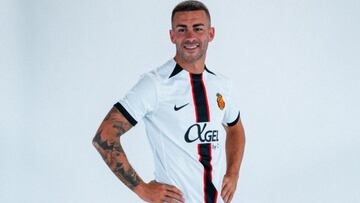 El centrocampista del RCD Mallorca, Dani Rodríguez posa con la segunda camiseta mallorquinista de la temporada 2025-2026.