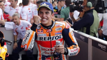 Marc M&aacute;rquez celebrando su victoria en Tailandia.