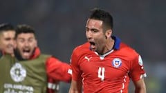 Mauricio Isla celebra el gol ante Uruguay.