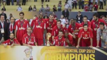 Los jugadores del Olympiacos celebran la victoria de su equipo ante el Pinheiros Sky.
