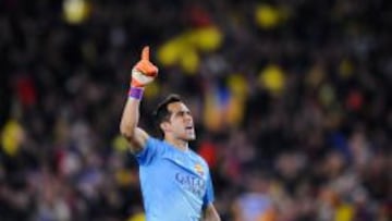 Claudio Bravo celebra el 1-0 anotado por Jeremy Mathieu.