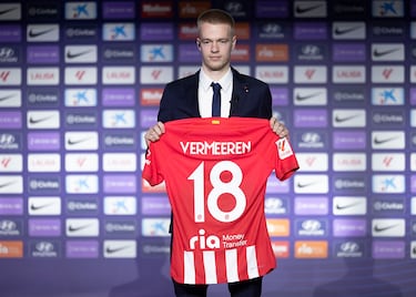 Tres fichajes y tres salidas en el mercado invernal, más movimiento que nunca. El Atlético ha realizado su gran inversión en el joven Arthur Vermeeren, de tan solo 18 años y que ha dejado grandes sensaciones en el Amberes. Hasta el momento tan solo ha disputado 45 minutos de rojiblanco, la primera mitad contra el Rayo, pero es una incorporación mirando al futuro. También al presente, ya que Simeone lleva tiempo pidiendo un refuerzo en el medio. En la retaguarda, el club tuvo que acelerar antes del cierre del mercado por las lesiones y la salida de Söyüncü al Fenerbahce. Gabriel Paulista, abocado a salir del Valencia, fue la solución. Su debut contra el Sevilla ha sido de nivel. Ha firmado hasta final de temporada, pero, pese a sus 33 años, si muestra una buena versión podría ampliar. Por último, en la portería el Atlético dio salida a Ivo Grbic, que acababa contrato en verano. Era la última opción de obtener un ingreso económico por el croata. En su lugar ha firmado el rumano Horatiu Moldovan. Recambio de Oblak, su oportunidad llegará cuando se ausente el esloveno.  