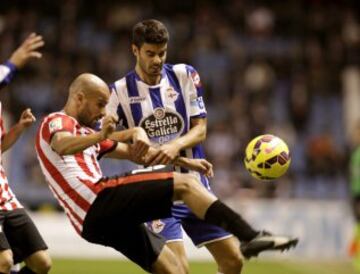 El centrocampista del Athletic Club Mikel Rico lucha el balón con el centrocampista Juan Domínguez, del Deportivo de La Coruña, durante el partido de la decimoséptima jornada de la Liga de Primera División 
