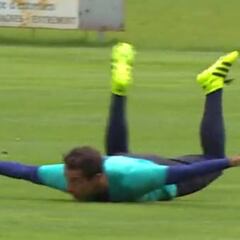 Golazo de Guardado en entrenamiento con PSV
