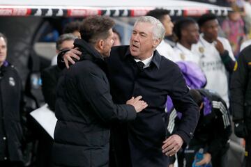 Afectuoso saludo entre Simeone y Ancelotti al comienzo del encuentro.
