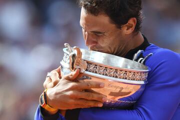 Nadal ganó a Wawrinka por 6-2, 6-3 y 6-1. En la foto, Rafa Nadal besa su décimo trofeo de Roland Garros. 
