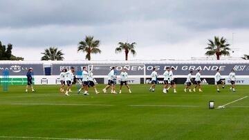 MARBELLA (M&Aacute;LAGA), 11/11/2020.- Los jugadores de la selecci&oacute;n Sub-21 de Espa&ntilde;a participan durante el entrenamiento de este mi&eacute;rcoles en Marbella, M&aacute;laga, previo al encuentro de ma&ntilde;ana ante Islas Feroe. EFE/RFEF/So