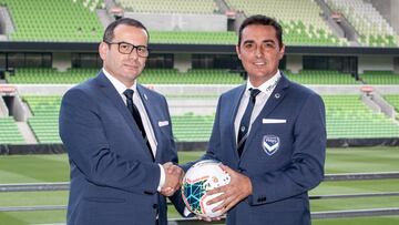 El español Carlos Pérez Salvachúa, a la derecha, asume el puesto como entrenador de Melbourne Victory, equipo australiano que compite en la A-League, la máxima categoría futbolísitca del país oceánic