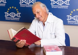 Manuel de la Peña, médico experto en longevidad: “No me he encontrado con ningún supercentenario que fume”