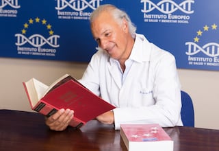 Manuel de la Peña, médico experto en longevidad: “No me he encontrado con ningún supercentenario que fume”