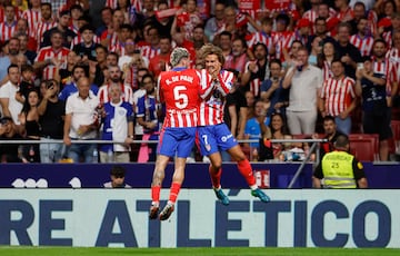 Los futbolistas del Atlético de Madrid celebran un gol del delantero francés ante el Valencia. El partido acabó con victoria por 3-0 de los rojiblancos.