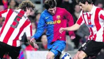 <b>TODOS QUIEREN EL BALÓN. </b>Amorebieta, expectante, mientras Javi Martínez y Messi pugnan por una pelota que el argentino parece llevar cosida a su pierna.