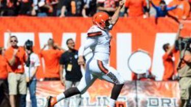 Johnny Manziel celebra un touch down contra los Titans.