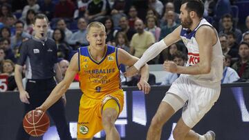 GRA371. MADRID, 26/02/2017.- El alero del Real Madrid Rudy Fern&aacute;ndez (d) presiona al finland&eacute;s Sasu Salin, base del Herbalife Gan Canaria, durante el partido de la vig&eacute;simo segunda jornada de Liga ACB que se juega esta tarde en el Palacio de los Deportes de la Comunidad de Madrid. EFE/Paco Campos