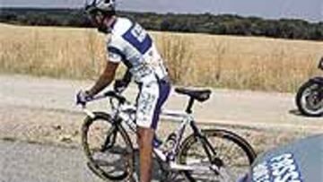 <B>SE FUE.</B> Era la historia de una marcha que, aunque anunciada, no por ello dejó de despertar la expectación en el seno de la carrera. Fue en el kilómetro 91 cuando Aitor decidió poner el pie en tierra. Luego se dirigió al coche de su equipo, el Fassa Bortolo.