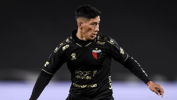 BUENOS AIRES, ARGENTINA - JULY 18: Rodrigo Aliendro of Colon runs with the ball during a match between River Plate and Colon as part of Torneo 2021 of Liga Profesional de Futbol at Estadio Monumental Antonio Vespucio Liberti on July 18, 2021 in Buenos Aires, Argentina. (Photo by Marcelo Endelli/Getty Images)