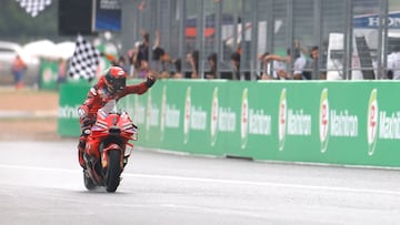 Francesco Bagnaia cruzando la meta como ganador en Tailandia.