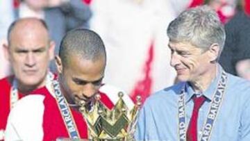 <b>CONEXIÓN TRIUNFAL. </b>Wenger y Henry, con la Liga ganada en 2002.