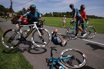 El ciclista nacido en la Isla de Man ha abandonado el Tour de Francia tras romperse la clavícula en una durísima caída durante la octava etapa. A 63 km de meta, y cuando iba a 44,9 km/h, el británico se fue al suelo y tuvo que abandonar.