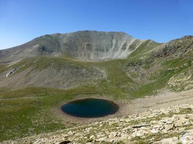 Desde la estación de esquí de Vallter 2000 encontraremos una ruta que pasa por tres picos: Pic de la Dona, Pic de Prat de Bacivers y Pic de Batiments, una de las rutas más clásicas de la zona con una inmejorable vista panorámica del Vall de Núria y los pirineos franceses, e incluso con vistas al mar.