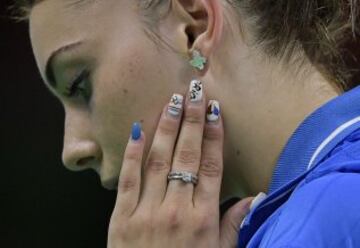 Detalle de las uñas de la jugadora de ping pong rumana, Bernadette Szocs.