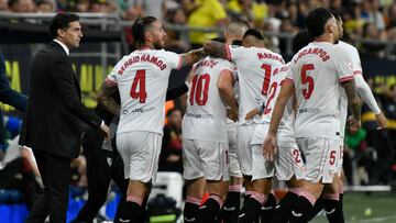 CÁDIZ, 28/10/2023. - Los jugadores del Sevilla FC celebran el gol de su equipo ante el Cádiz CF durante el partido de la jornada 11 de LaLiga entre el Cádiz CF y el Sevilla FC este sábado en el estadio Nuevo Mirandilla de Cádiz. EFE/ Raúl Caro