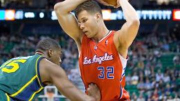 Derrick Favors, defiende a Blake Griffin.
