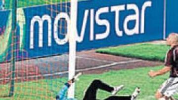 <b>TABLAS. </b>Juan Carlos Arce, en el suelo, hizo el 2-2 entre Venezuela y Bolivia.