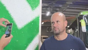 16-07-2023. TORREÓN, MÉXICO. MIGUEL ÁNGEL RAMÍREZ, ENTRENADOR DEL SPORTING, A LA LLEGADA DEL EQUIPO AL ESTADIO CORONA DONDE LOS ROJIBLANCOS DERROTARON AL SANTOS LAGUNA (1-2).