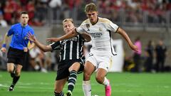 Nico Paz pelea por un balón con Donny Van de Beek en el amistoso ante el United.