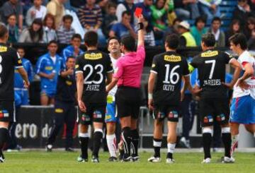 Cristián Alvarez con tres tarjetas rojas es el jugador más expulsado en un duelo Católica - Colo Colo.