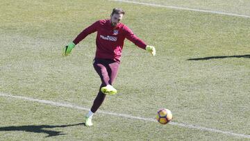 Oblak training for Atletico Madrid ahead of the Barcelona game.