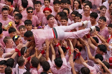 Un asistente a la fiesta del 'Chupinazo' es alzado durante el "Chupinazo" que marca el inicio oficial de las Fiestas de San Fermín en la Plaza Consistorial, frente al Ayuntamiento de Pamplona.