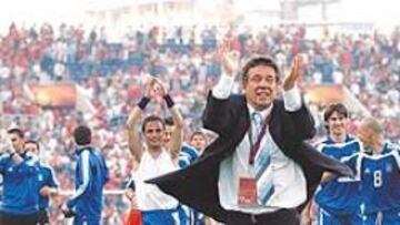 <b>SATISFECHOS</b>. Rehhagel y sus jugadores, tras él, aplauden al público griego después de vencer a Portugal.