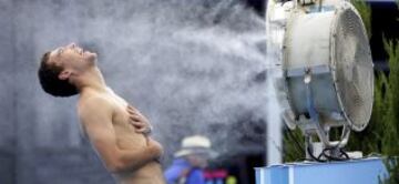 Tenista polaco Jerzy Janowicz refrescándose ante un gran ventilador con agua durante el Abierto de Tenis de Australia en Melbourne