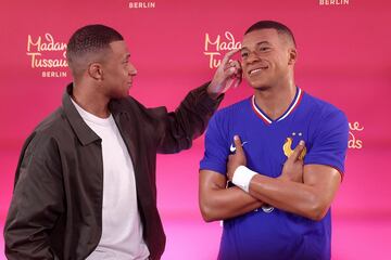 Kylian Mbappé presenta su figura con la equipación de Les Bleus que será llevada al museo Madame Tussauds en Berlín.