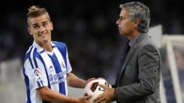 <b>PROMESA. </b>Mourinho entrega el balón a Griezmann durante el encuentro de la tercera jornada.