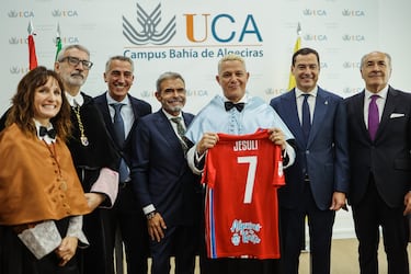 Alejandro Sanz, primer socio de honor del Algeciras CF