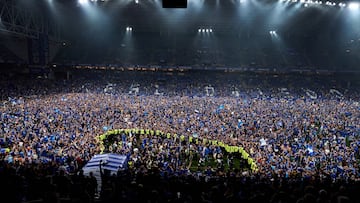 Jugadores y aficionados celebraron el ascenso sobre césped del Carlos Tartiere.