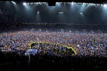 Jugadores y aficionados celebraron el ascenso sobre césped del Carlos Tartiere.