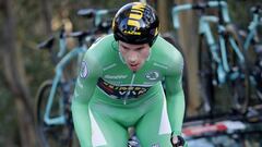 Primoz Roglic rueda durante la contrarreloj de &Eacute;zaro en la decimotercera etapa de La Vuelta 2020.