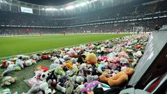 This handout photograph taken and released by Turkish agency DHA (Demiroren News Agency) on February 26, 2023 shows players collecting toys from the pitch as Besiktas fans throw toys onto the pitch during the Turkish Super League soccer match between Besiktas and Antalyaspor at the Vodafone stadium in Istanbul. - Besiktas supporters threw a massive number of soft toys to be donated to children affected by the powerful earthquake on Feb. 6 on southeast Turkey. (Photo by Handout / DHA (Demiroren News Agency) / AFP) / RESTRICTED TO EDITORIAL USE - MANDATORY CREDIT "AFP PHOTO / DHA (DEMIROREN NEWS AGENCY)  " - NO MARKETING NO ADVERTISING CAMPAIGNS - DISTRIBUTED AS A SERVICE TO CLIENTS