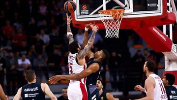 Printezis frente a Tavares.