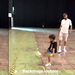 Piqué y su hijo Milan, fútbol en el backstage de Shakira