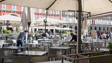 Un camarero durante su jornada laboral, a 15 de abril de 2025, en Madrid (España). La Asociación de Hostelería de Madrid prevé un aumento del 3% del gasto en restauración durante Semana Santa, que ha destacado a la Comunidad como la cuarta región española que más viajes recibe del turista nacional en este trimestre del año, con un 7% por detrás de Andalucía, Cataluña y Valencia. Desde la asociación tienen previsto que en este abril se superen los 890.000 turistas internacionales en la región, lo que supone un 10% más que los registrados en el mismo mes del pasado año.
15 ABRIL 2025
Jesús Hellín / Europa Press
15/04/2025