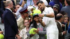Novak Djokovic pasa con una aficinada tras ganar a Holger Rune en Wimbledon.