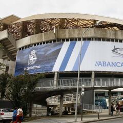 Rescatan a un aficionado del Sevilla tras ser derribado por una ola en Riazor